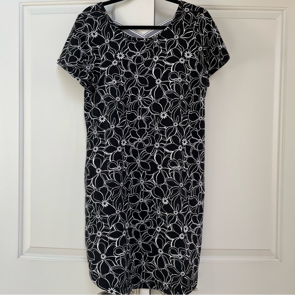 T by Talbots Cozy Crush Fabric SPF 50 Black White Graphic Blooms Design Dress